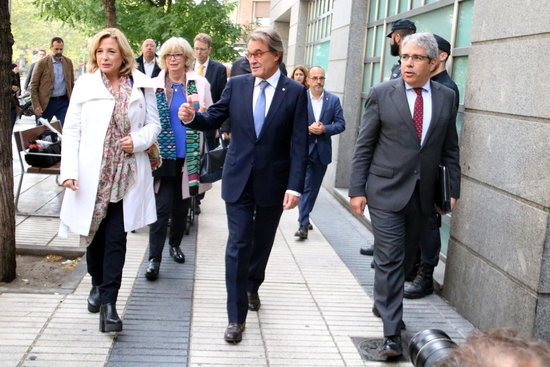 Former Catalan president Artur Mas (in the middle) with some other officials involved in the 2014 unofficial referendum organization outside the Spain's Court of Auditors (by Tània Tàpia)